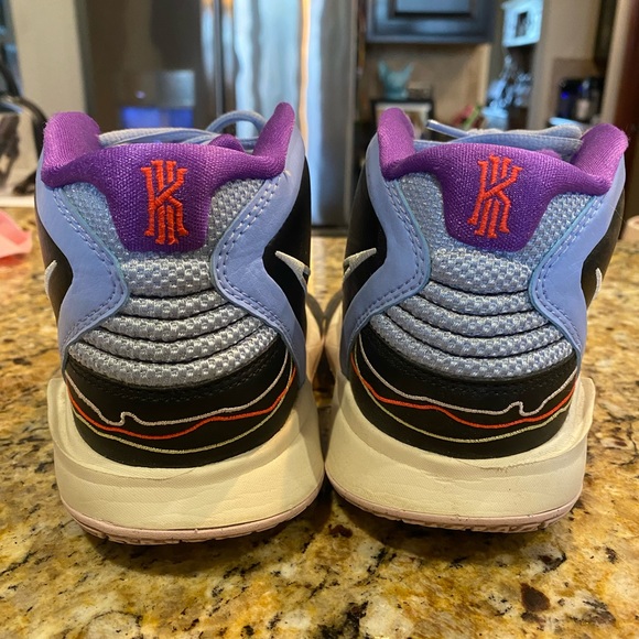 Nike Kyrie Infinity Youth (Aluminum) Basketball shoes. - Picture 5 of 5